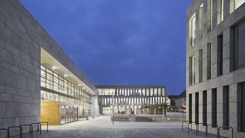 Die Neubauten der Hochschule Fulda sorgen nicht nur für hohe Aufenthaltsqualität, mehr Service und gute Lernbedingungen, sondern erfüllen darüber hinaus hohe Standards in puncto Energieeffizienz. Im Bild sind die Neubauten der Hochschule Fulda zu sehen.